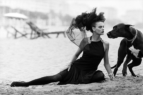 Супермодель 90-х Линда Евангелиста (Linda Evangelista) на пляже в Канн, Франция