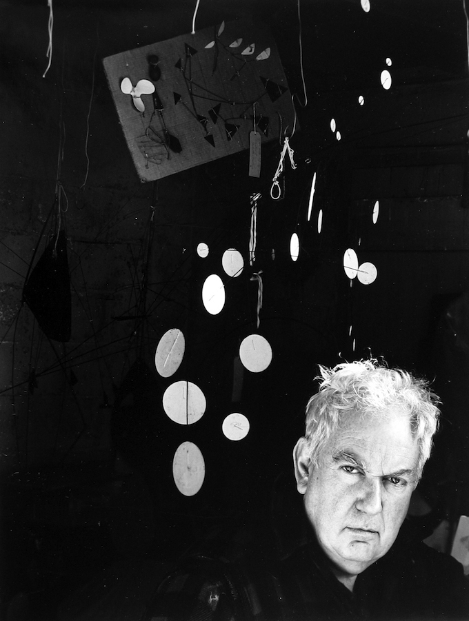 Арнольд Ньюман. Александр Колдер, скульптор, график, Вудбери, Коннектикут, 1957.jpg