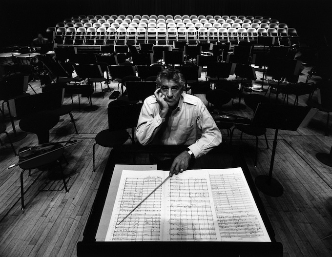 Арнольд Ньюман. Леонард Бернстайн, дирижёр, композитор, преподаватель, Филармония, Нью-Йорк, 1968.jpg