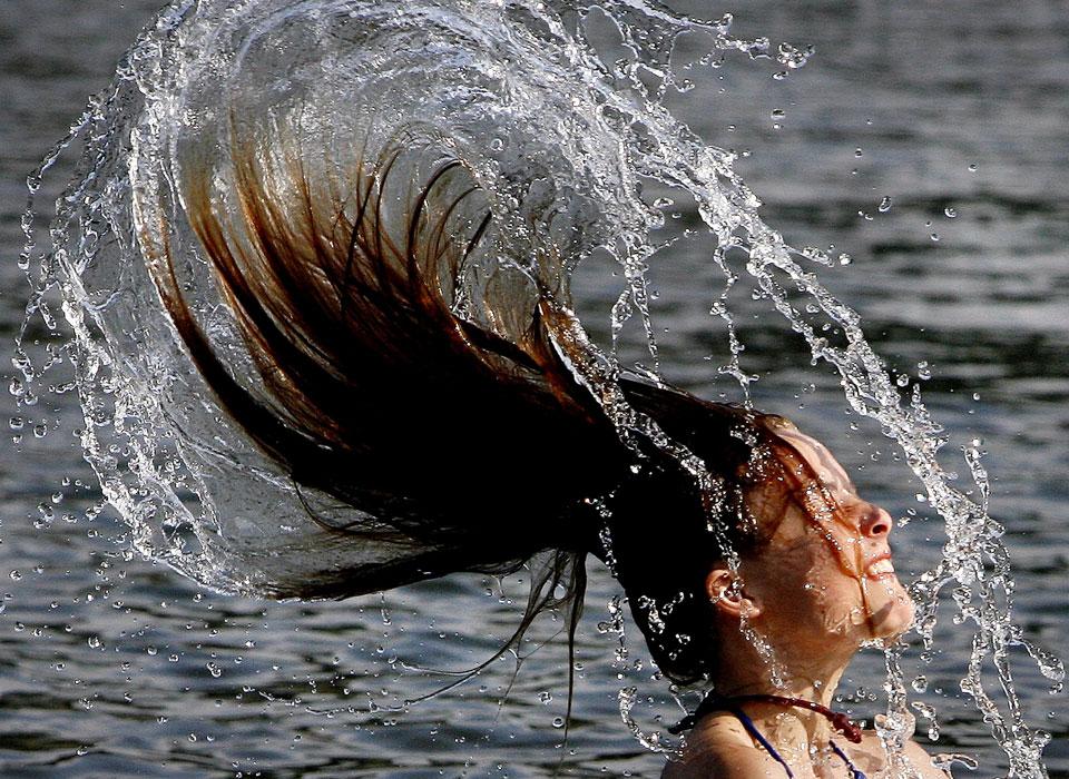 Человек выйдя из реки после купания. Волосы в воде. Длинные волосы в воде. Брызги волосами. Девушка волосы вода.