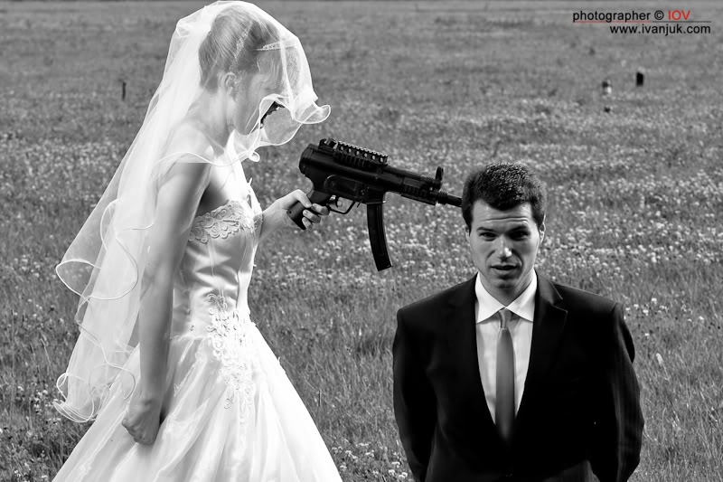 Трэш свадьбы. Свадебная фотосессия с оружием. Невеста с пистолетом. Трэш свадьба. Треш фотосессия свадьба.