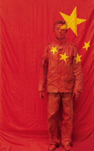 Лю Болинь
Серия «Урбанистический камуфляж» - 26, 2006
На фоне китайского флага