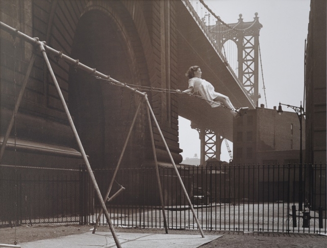 Уолтер Розенблюм.
Девушка на качелях. Питт-стрит. 1947