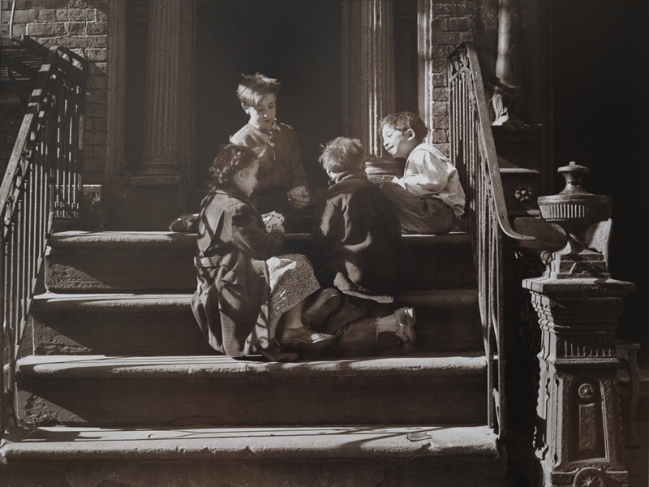 Уолтер Розенблюм.
Цыганские дети играют в карты. Питт стрит. 1938.