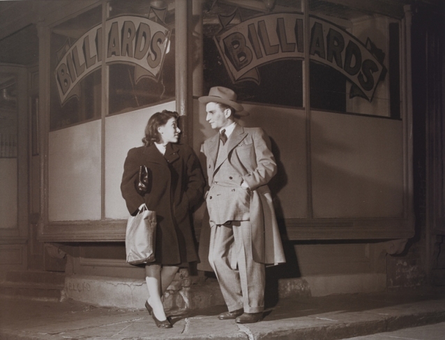 Уолтер Розенблюм. 
Пара у схода в бильярд. Питт-стрит. 1938