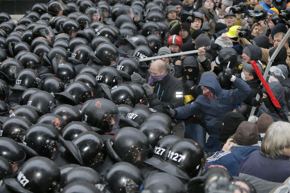 uariot13 Впечатляющие кадры украинских протестов