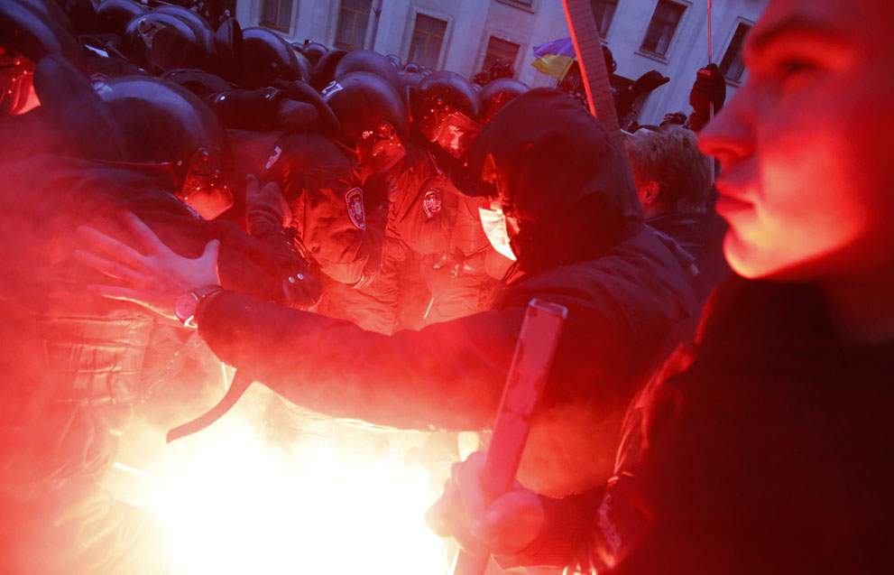 uariot24 Впечатляющие кадры украинских протестов