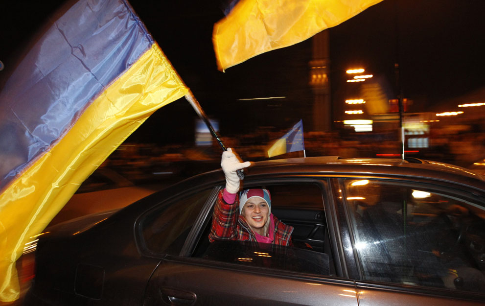 uariot06 Впечатляющие кадры украинских протестов