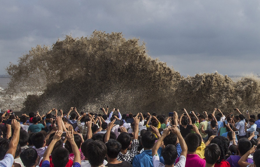 22 сентября, Ханчжоу, провинция Чжэцзян, Китай. Люди фотографируют волны во время тайфуна Усаги