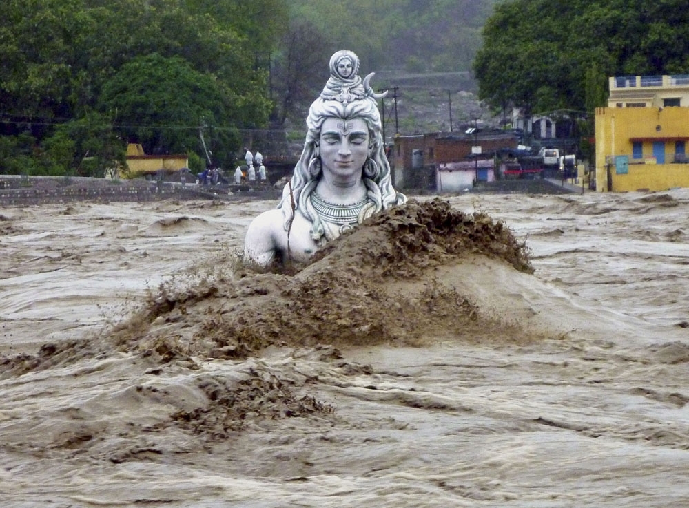 18 июня, Ришикеш, штат Уттаракханд, Индия. Статуя Шивы в водах вышедшего из берегов Ганга 