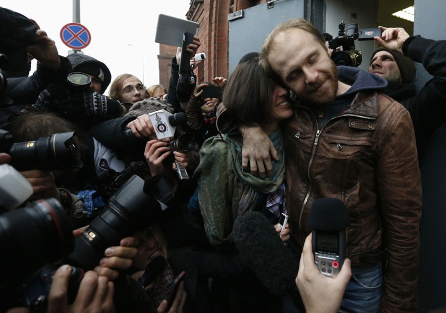 21 ноября, Санкт-Петербург. Фотограф Денис Синяков, задержанный вместе с активистами Greenpeace на судне Арктик Санрайз, обнимает свою жену во время выхода из СИЗО.