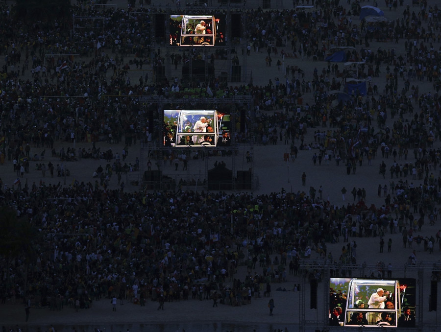 26 июля, Рио-де-Жанейро, Бразилия. Выступление Папы Франциска транслируется на экраны, установленные на пляже Копакабана, во время Всемирного дня молодежи 