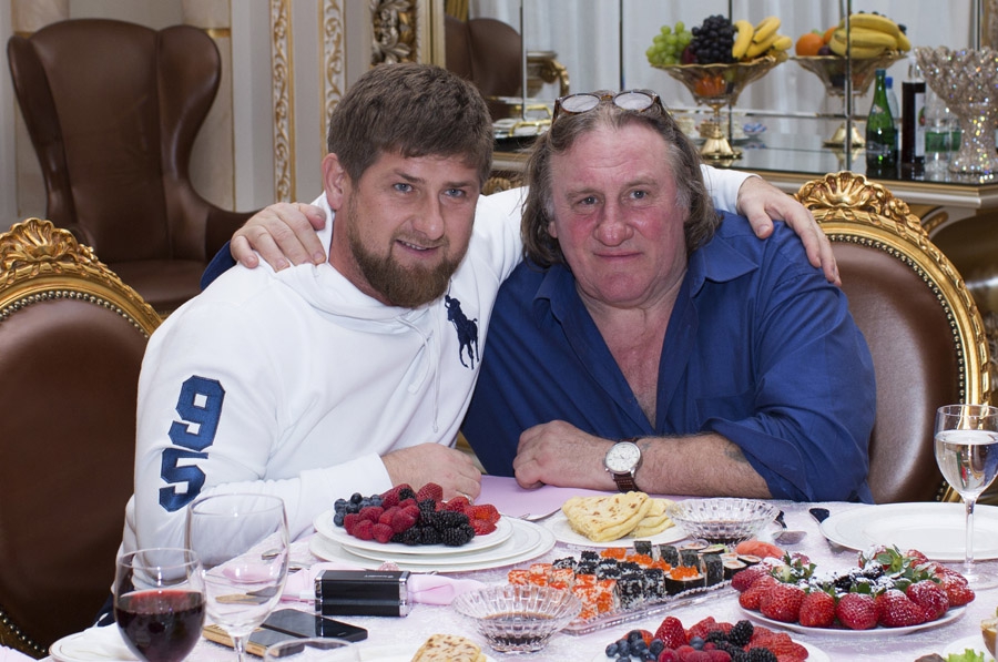25 февраля, Грозный. Актер Жерар Депардье (справа) позирует для фотографии с главой Чечни Рамзаном Кадыровым во время встречи в его резиденции в Грозном