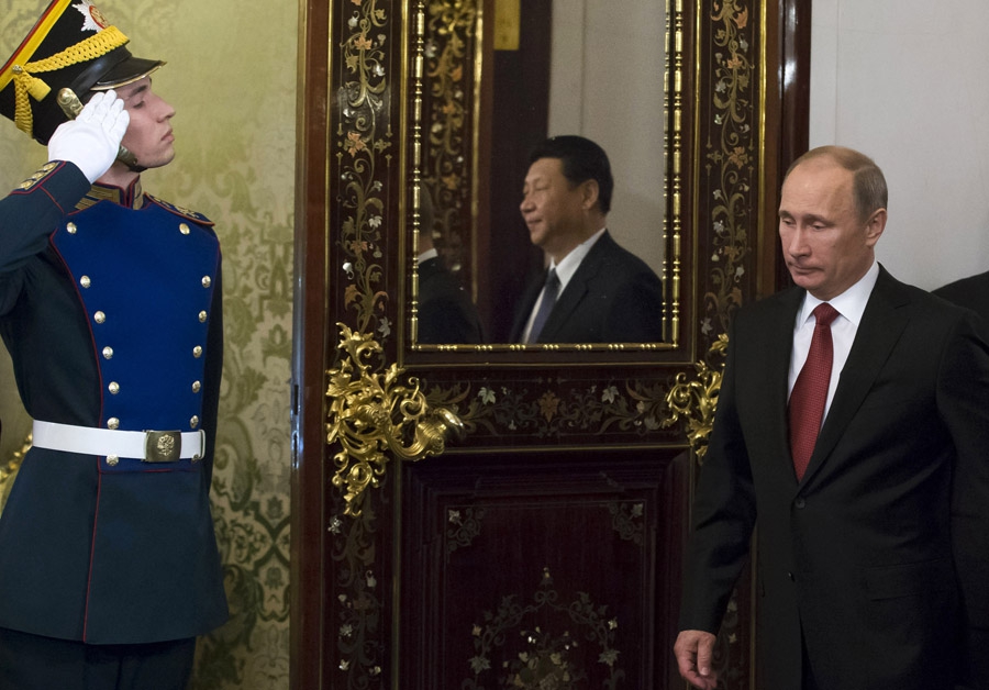 22 марта, Москва. Президент России Владимир Путин и председатель КНР Си Цзиньпин (отражается в зеркале) входят в зал перед встречей в Кремле 