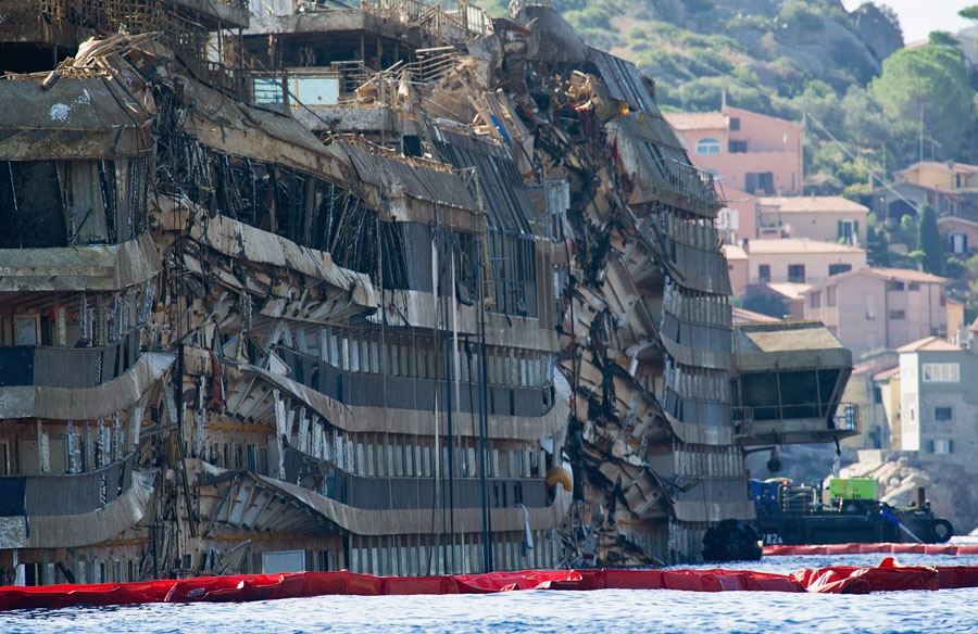 18 сентября. У побережья Италии. Борт круизного лайнера Коста Конкордиа, которым судно лежало на скалистом дне после крушения в январе 2012-го. Подъем лайнера со дна стал крупнейшей инженерной операцией такого рода и длился около суток.