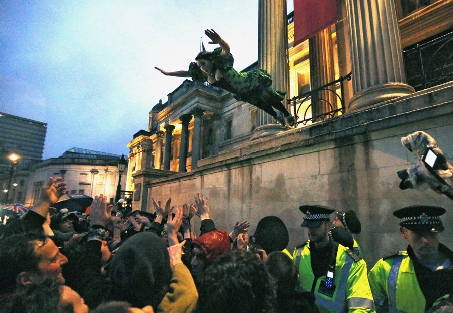 13 апреля, Лондон, Великобритания. Девушка прыгает в толпу во время стихийного празднования смерти бывшего премьер-министра страны Маргарет Тэтчер. 