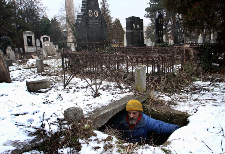 10 января, Ниш, Сербия. 43-летний бездомный Братислав Джованович спускается в могилу, которую он использует в качестве убежища в зимнее время, на кладбище в Нисе, примерно в 200 километрах от Белграда Джованович является бездомным уже около 20 лет, с тех пор, как его дом сгорел. Последние 15 лет он живет в могиле рядом с гробами и покойниками. 
