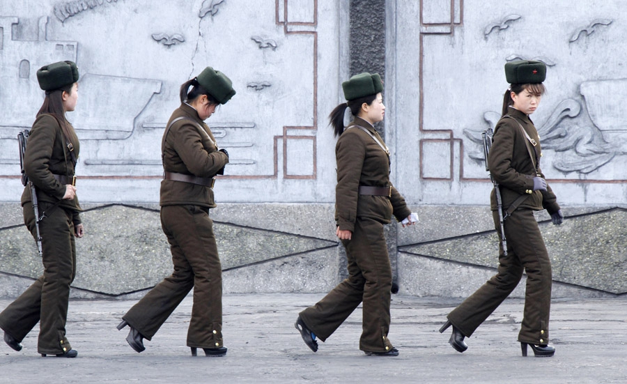 11 апреля, Синыйджу, Северная Корея. Женщины-солдаты патрулируют берег реки Ялу