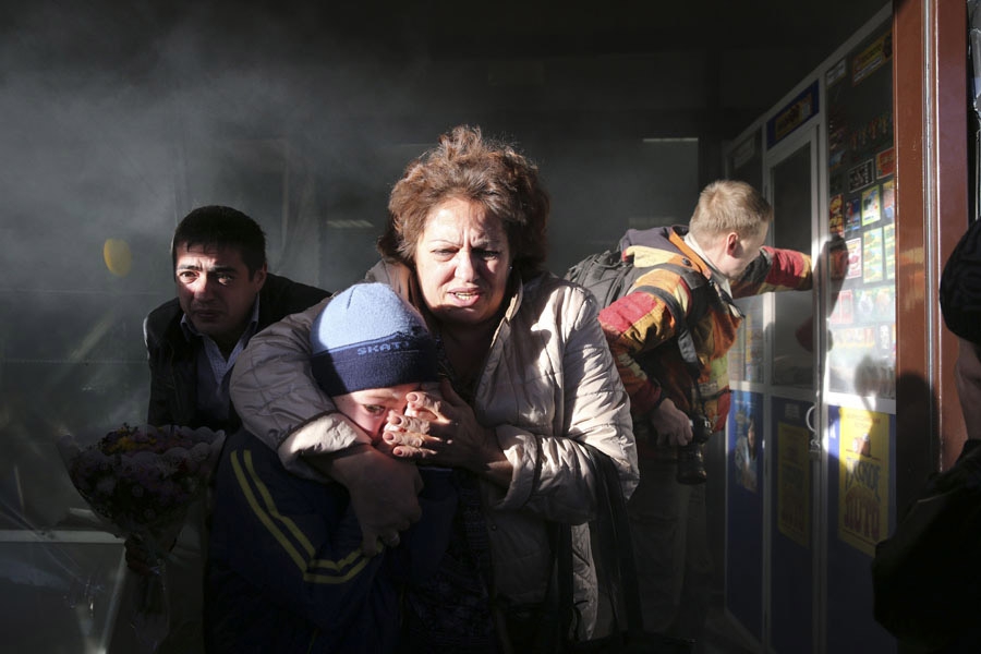 13 октября, Москва. Жители московского района Западное Бирюлево, пострадавшие во время уличных беспорядков. Около тысячи человек, возмущенных убийством 25-летнего Егора Щербакова, устроили погром в торговом центре «Бирюза». Убежденные, что убийство совершил кавказец, они атаковали также расположенную неподалеку овощебазу, на которой работает большое количество мигрантов.