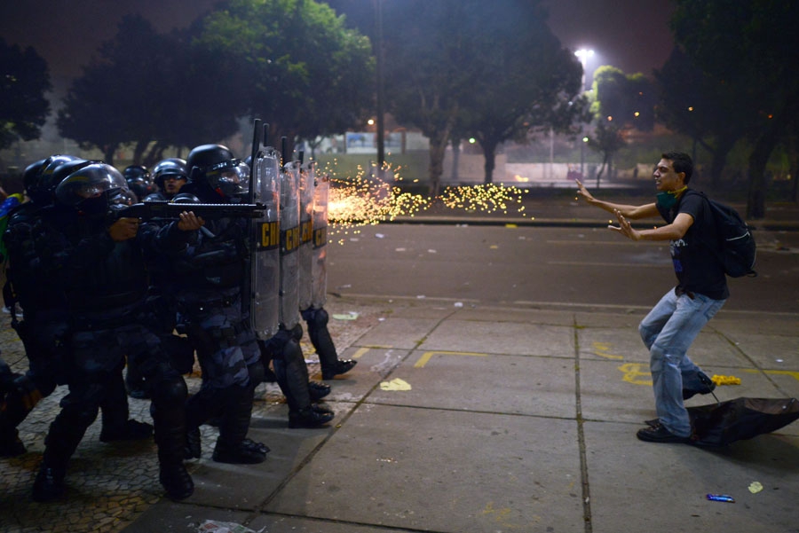 20 июня. Рио де Жанейро, Бразилия. Разгон полицией выступлений молодежи против коррупции и высоких цен. Залп резиновыми пулями.
