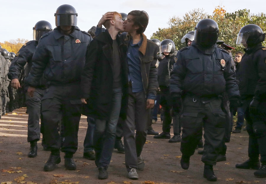 12 октября, Санкт-Петербург, Россия. Гей- активисты, задержанные полицией во время акции протеста.
