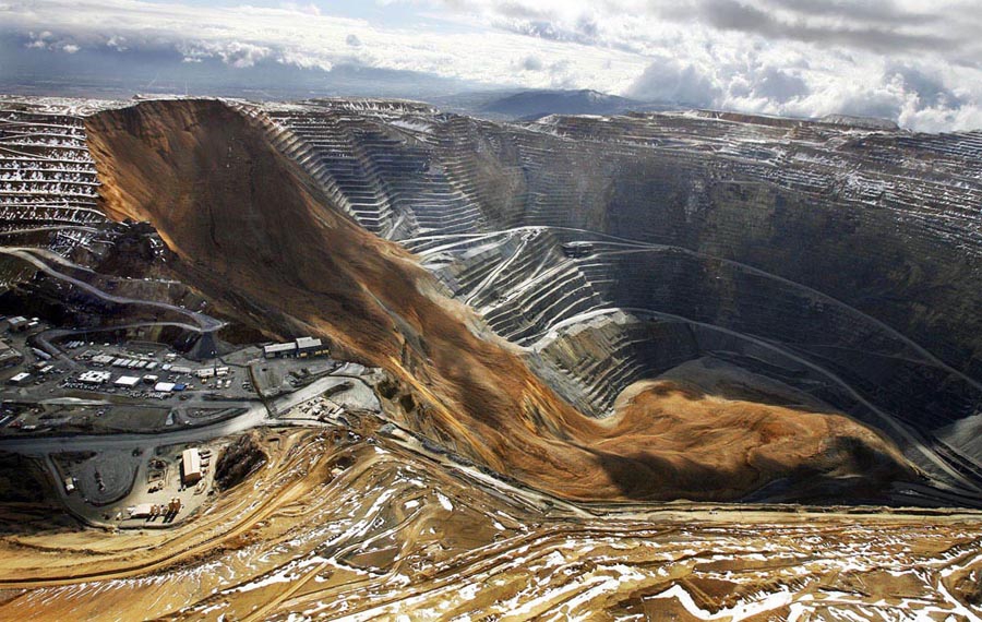 11 апреля, к юго-западу от Солт-Лейк-Сити, Юта, США. На медном карьере Kennecott Utah Copper Bingham Canyon Mine произошел мощный оползень. Бингем Каньон - самый глубокий в мире среди горнодобывающих карьеров, его размеры - около километра в глубину, около 4 км в диаметре (знаменитая кимберлитовая трубка Мир в Якутии имеет глубину 525 м и диаметр 1,2 км). Добыча здесь началась ровно 150 лет назад — в 1863 году. Транспортировка руды сейчас осуществлялась 64 огромными карьерными автосамосвалами, каждый из которых способен перевозить по 230 тонн руды за один рейс.