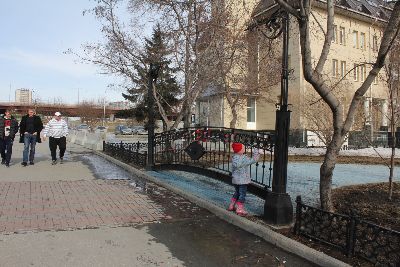 Мы думали это весна, а это оттепель / Оттепель в городе, подтаивает снег, люди одеты более легко, дети выходят на прогулки.