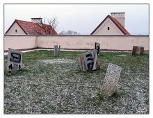 Натюрморт не нашего двора... / Вигры (Польша). Монастырский комплекс. Остатки какой-то летней выставки художеств.