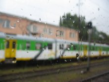 на станции во время дождя / во время дождя