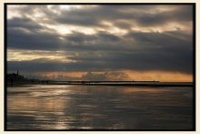 На границе Нидерландов с Северным морем (общий план, с драматическим закатом) / Пляж в Scheveningen, возле Гааги, зимой...