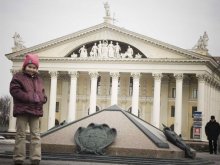 &nbsp; / девочка увидев фотопарат бросила бабушку и пошла в кадр  и нагло стала улыбаться в объектив...смешная...