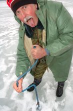 Ледобур / На Вилейском Водохранилище, 1 апреля. Слой льда 70 см. Все силы отдашь, пока лунку выпилишь. :)
1/500 sec, F/8, ISO 200 + flash