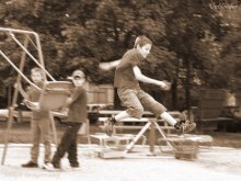 Кто дальше... / Очень интересная игра - раскачайся на качелях и прыгни дальше всех!