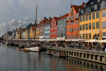 Новая гавань / Nyhaven или Новая гавань в Копенгагене - это 1000 м канала до выхода в море. Любимое место художников, артистов, фотографов. 
Копенгаген - город по преимуществу сдержанных цветов, поэтому колористичный Nyhaven - это особое место. Сами датчане называют такую раскраску домов - шведским стилем.))