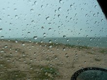 дождь и море / капли дождя. на заднем плане пляж и море