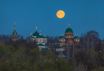 Троекуровский монастырь / На фоне заходящей луны, снято длиннофокусным объективом.
Свято-Димитриевский Иларионовский Троекуровский монастырь — женский монастырь Елецкой епархии Русской православной церкви, расположенный в селе Троекурово.
Лебедянский район, Липецкая область.