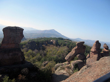 Скалы / Белоградчикские скалы. Многие скалы формировались на протяжении сотен миллионов лет в результате естественных процессов и других природных факторов.