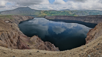 &nbsp; / Камчатка. 

Действующий вулкан Ксудач - диаметр основания всего комлекса - 35 км. Высота вулкана достигает километра над уровнем моря, относительная высота не превышает 700 м. 

Вулкан имеет комплекс кальдер разного возраста и молодой конус Штюбеля, (тот что на снимке) в котором располагается озеро. Его площадь примерно 4 км². Сейчас этот конус имеет высоту около 80 м. Этот кратер подвергся в 1907 году мощному извержению, в результате которого образовалась коронка взрыва диаметров более километра, а покров пемзовых отложений составил 5 метров. Впадина кратера стала заливом Штюбеля.