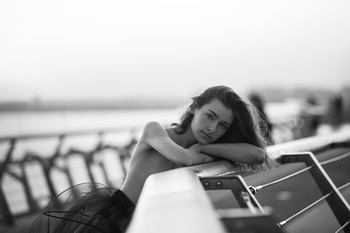 Юная Ассоль / Засыпает синий Зурбаган,
А за горизонтом ураган.
Сгинет ночь, и день придет иной,
Как волна приходит за волной.