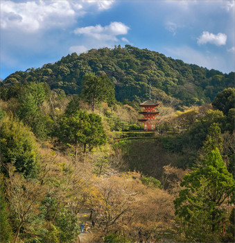 Про одинокую пагоду на склоне горы / Пагода храмового комплекса Киёмидзу-дэра в Киото. Храм построен на горе Отава в 798 г. недалеко от водопада.