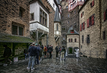 Внутренний дворик замка ЭЛЬЦ / ***