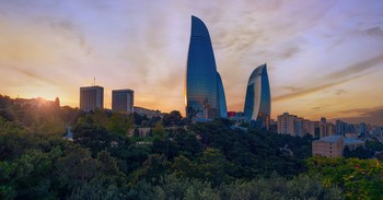 Вечерний Баку / Башни Пламя в Баку, вид со смотровой площадки (бывш. парк Кирова)