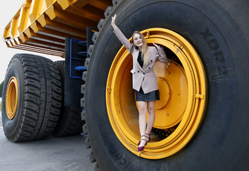 Юля. / Самосвал грузоподъёмностью 450 тонн. Снято в Жодино, Беларусь.