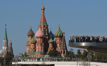 «Парящий мост» в Москве, в парке «Зарядье»... / Открыт в сентябре 2017 года в День Города...