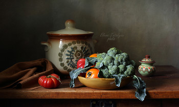 Брокколи и помидоры / кухонный натюрморт