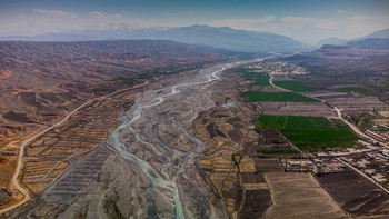 Сох / Бесконечные рисовые поля вдоль течения реки Сох. Слева Киргизия, справа узбекский анклав. Вдали Туркестанский хребет.