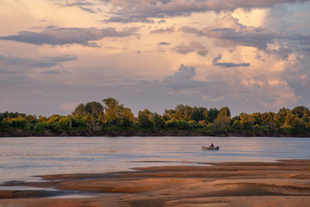 Одинокий рыбак на реке / Одинокий рыбак на реке
