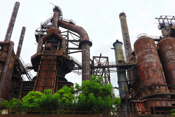 Вифлеемский сталелитейный / Заброшенный сталелитейный завод Старый Вифлеемский сталелитейный завод в Вифлееме, Пенсильвания.
В 1891 году в Америке, штат Пенсильвания, на Вифлеемской сталелитейной компании был смонтирован самый большой паровой ковочный молот в мире с ударной частью весом 113 тонн. Удар 113-тонного молота, падающего с высоты 5 метров, каждый раз создавал мини-землетрясение. Через 2 года он был демонтирован в связи с опасностью, которую он представлял для цеха и окружающих построек.