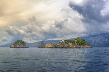 Обитаемые острова / Вдоль Амальфийского побережья в Неаполитанском заливе разбросаны небольшие, а порой совсем маленькие острова, но все они обитаемы.