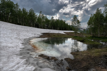 Зима и лето. / Ивановские озера. В июне по дороге на озера еще толстым слоем лежит снежник.